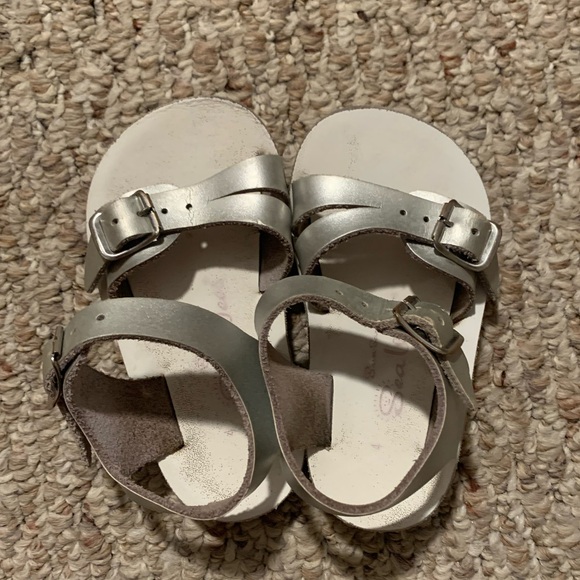 Toddler size 4 sandals - Picture 1 of 3